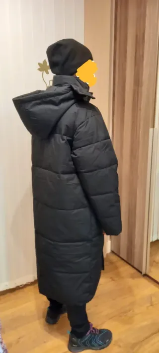 Abrigo largo, negro y con capucha. Talla XL