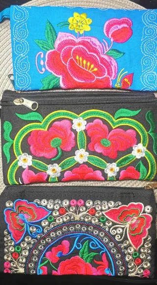 Bolsos de mano bordados con flores