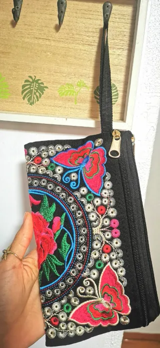 Bolsos de mano bordados con flores