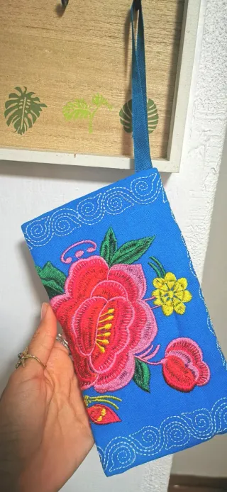 Bolsos de mano bordados con flores