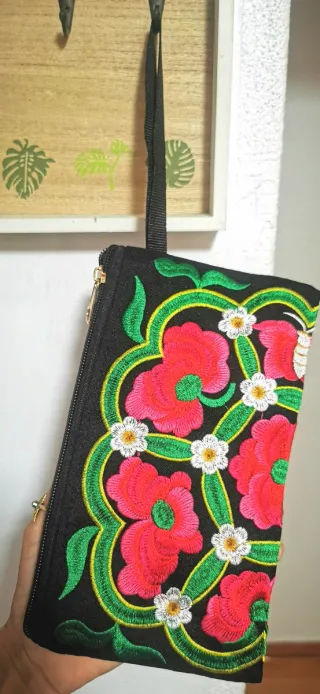 Bolsos de mano bordados con flores