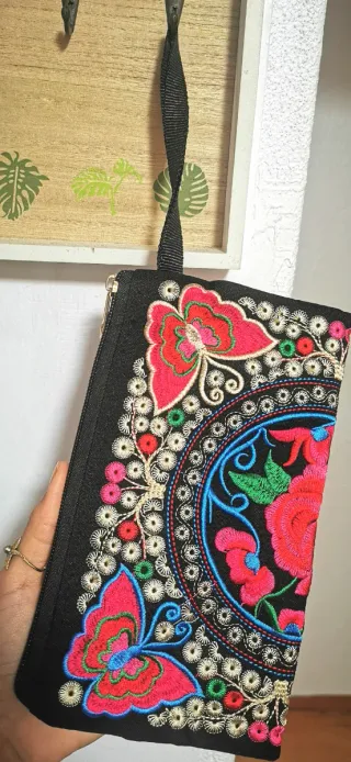 Bolsos de mano bordados con flores