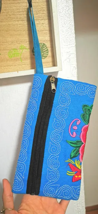 Bolsos de mano bordados con flores