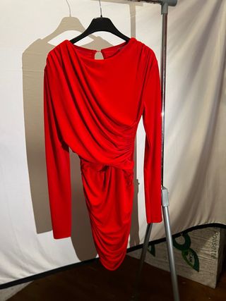 Vestito rosso aderente con drappeggio