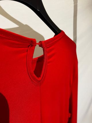 Vestito rosso aderente con drappeggio