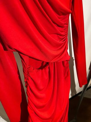 Vestito rosso aderente con drappeggio