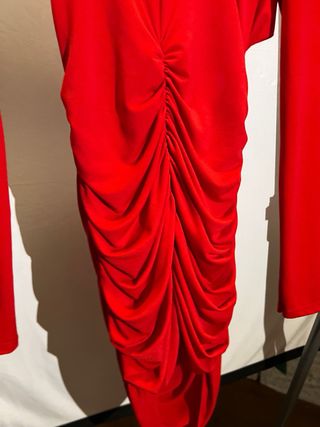 Vestito rosso aderente con drappeggio