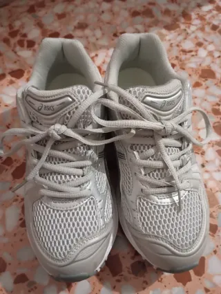 Zapatillas Asics plateadas talla 39