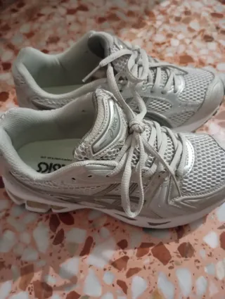 Zapatillas Asics plateadas talla 39