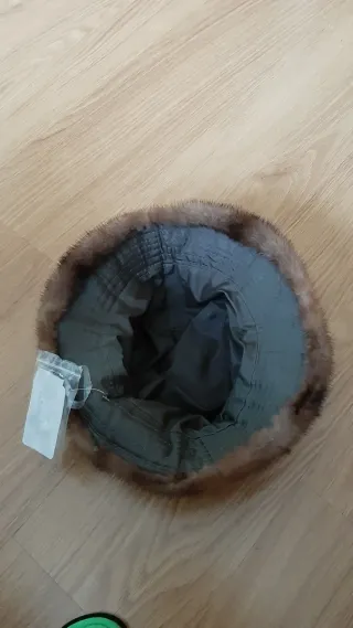 Gorro de piel beige y marrón