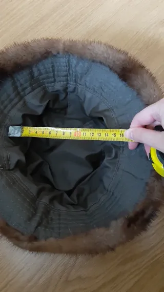 Gorro de piel beige y marrón