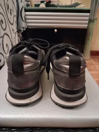 Zapatillas negras y plateadas con pedrería