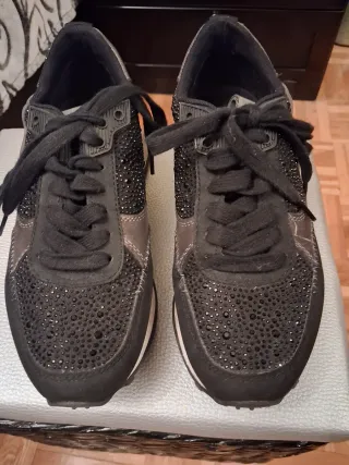 Zapatillas negras y plateadas con pedrería