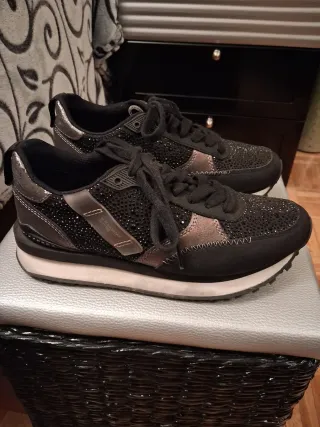 Zapatillas negras y plateadas con pedrería