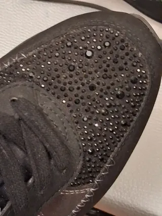 Zapatillas negras y plateadas con pedrería