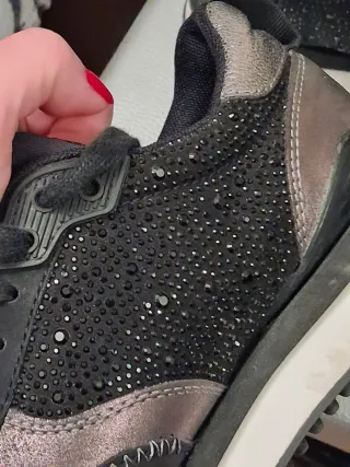 Zapatillas negras y plateadas con pedrería