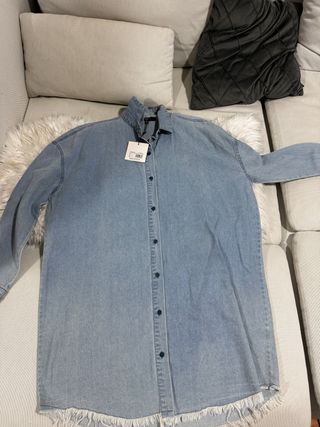 Consegna di abbigliamento nuovo di varie marche