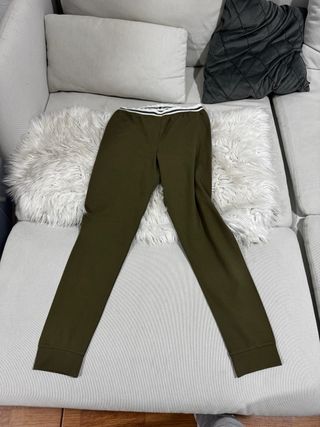 Consegna di abbigliamento nuovo di varie marche