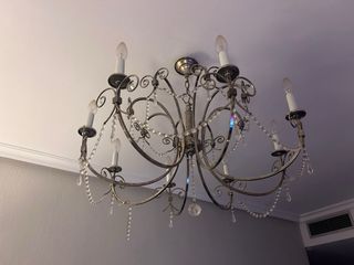 Lámpara de araña plateada con cristal de roca