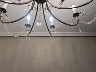 Lámpara de araña plateada con cristal de roca