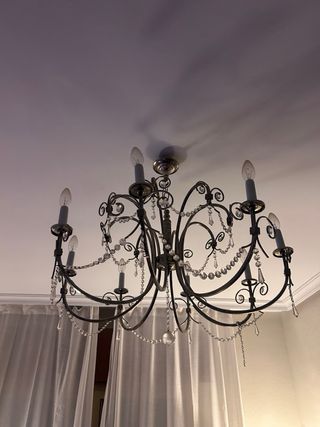 Lámpara de araña plateada con cristal de roca