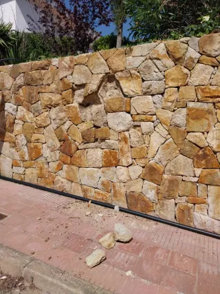 Pedres per a mur de pedra seca. Muro de piedra.