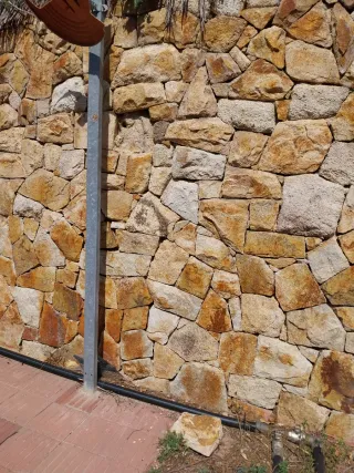 Pedres per a mur de pedra seca. Muro de piedra.