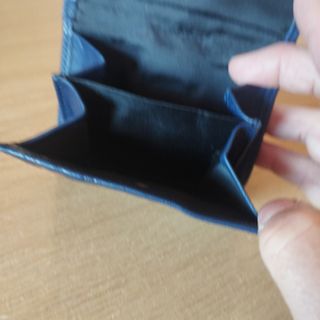 Cartera de piel azul nueva