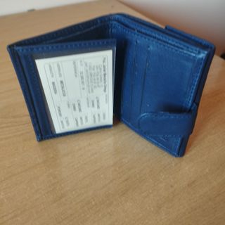 Cartera de piel azul nueva