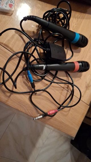 PlayStation 3 con juegos y micrófonos