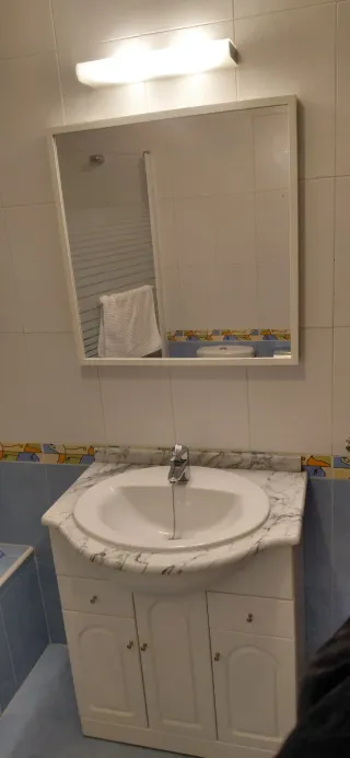 Conjunto baño mueble, lavabo, espejo, foco y grifo
