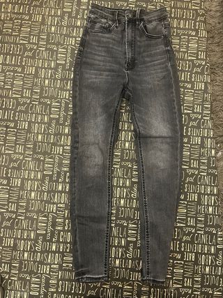 Vaquero pitillo gris oscuro Stradivarius T.36