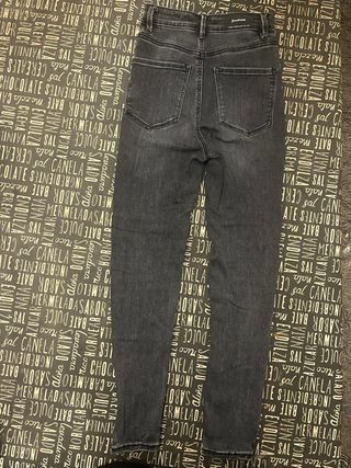 Vaquero pitillo gris oscuro Stradivarius T.36