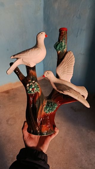 Botellero de cerámica con palomas