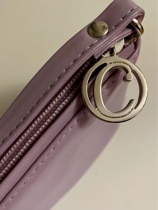 Bolso de piel morado con detalle plateado