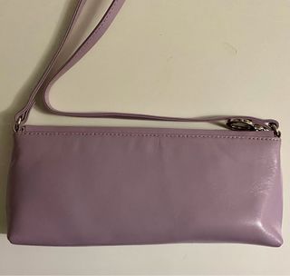 Bolso de piel morado con detalle plateado