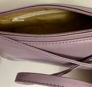 Bolso de piel morado con detalle plateado