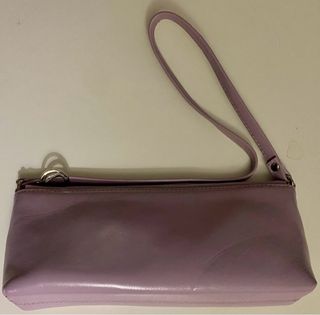 Bolso de piel morado con detalle plateado