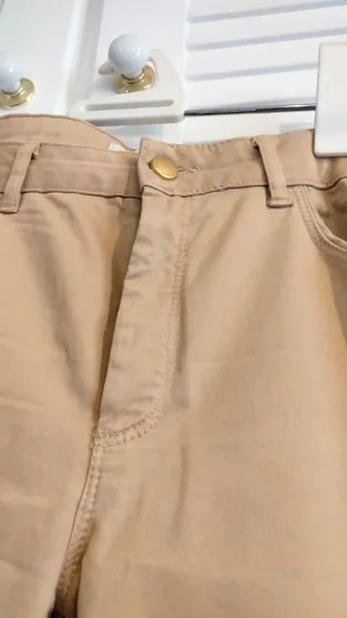 Pantalón chino beige