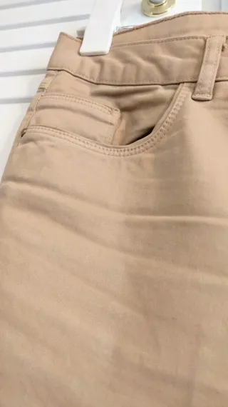 Pantalón chino beige