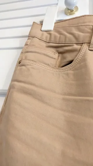 Pantalón chino beige