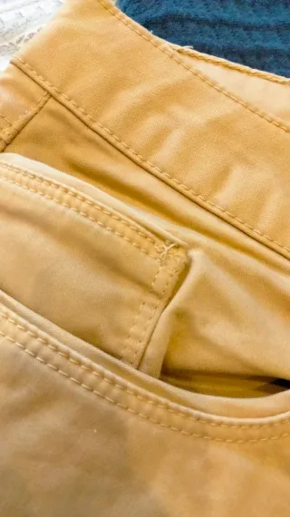 Pantalón chino beige