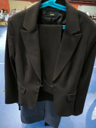 Traje de chaqueta y pantalón Mango marrón.