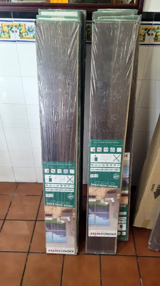 Tarima flotante color bengue + rodapié