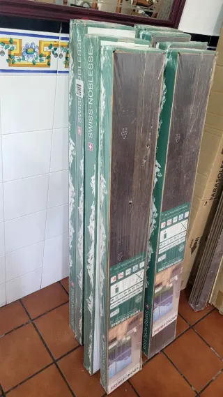 Tarima flotante color bengue + rodapié