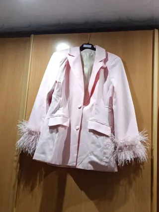 Traje de vestir rosa con plumas es más bien M/ L