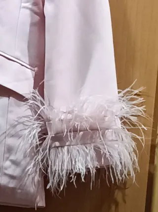 Traje de vestir rosa con plumas es más bien M/ L