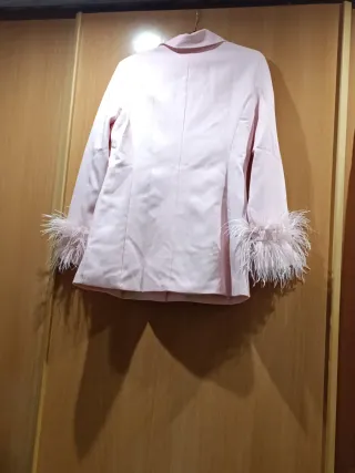 Traje de vestir rosa con plumas es más bien M/ L
