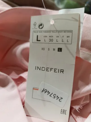 Traje de vestir rosa con plumas es más bien M/ L