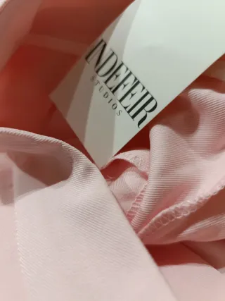 Traje de vestir rosa con plumas es más bien M/ L